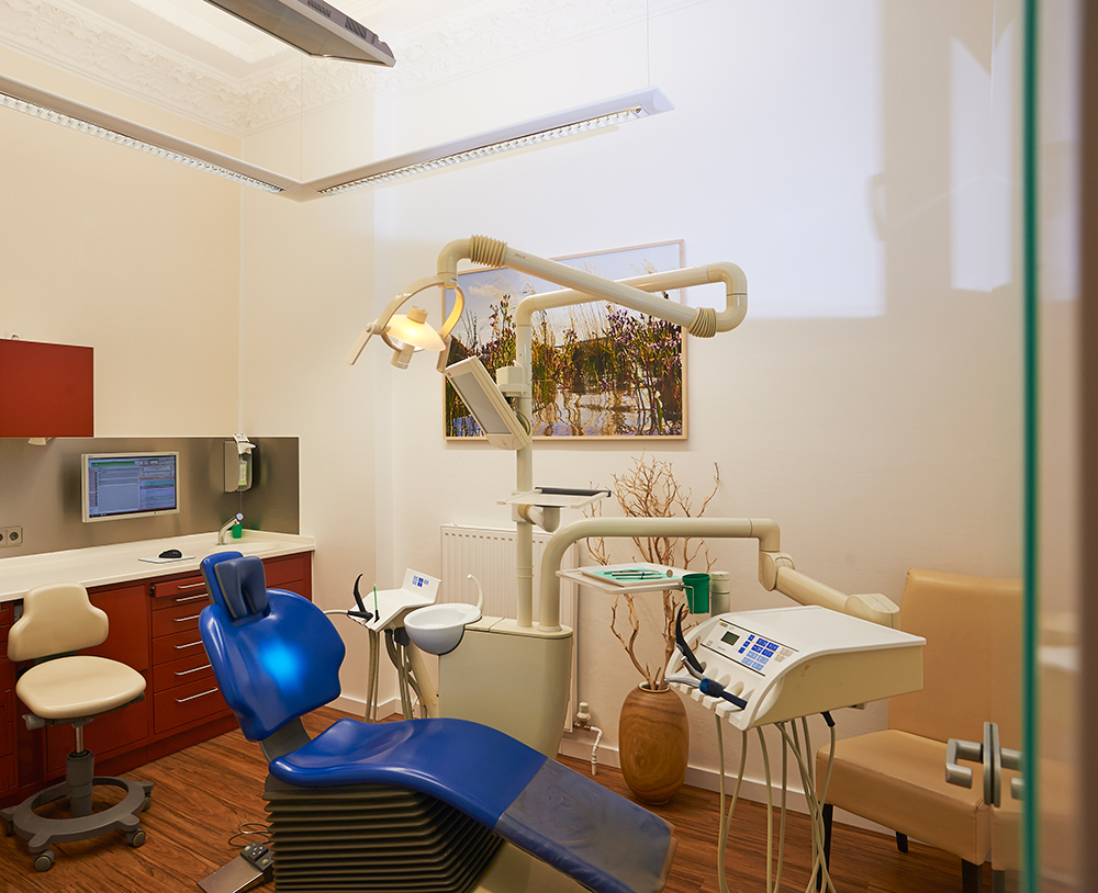 Zahnarztpraxis-Berlin-Neukoelln-Implantologie-Althoff-Behandlungsraum-7