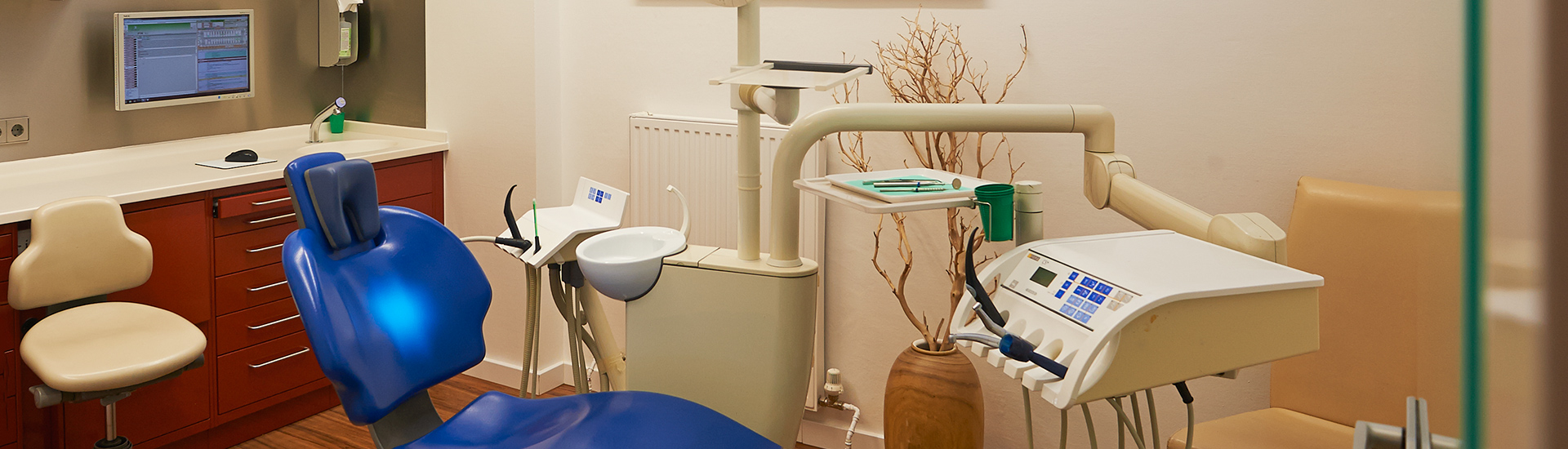 Zahnzentrum-Neukoelln-Berlin-Behandlungsraum-Zahnarzt